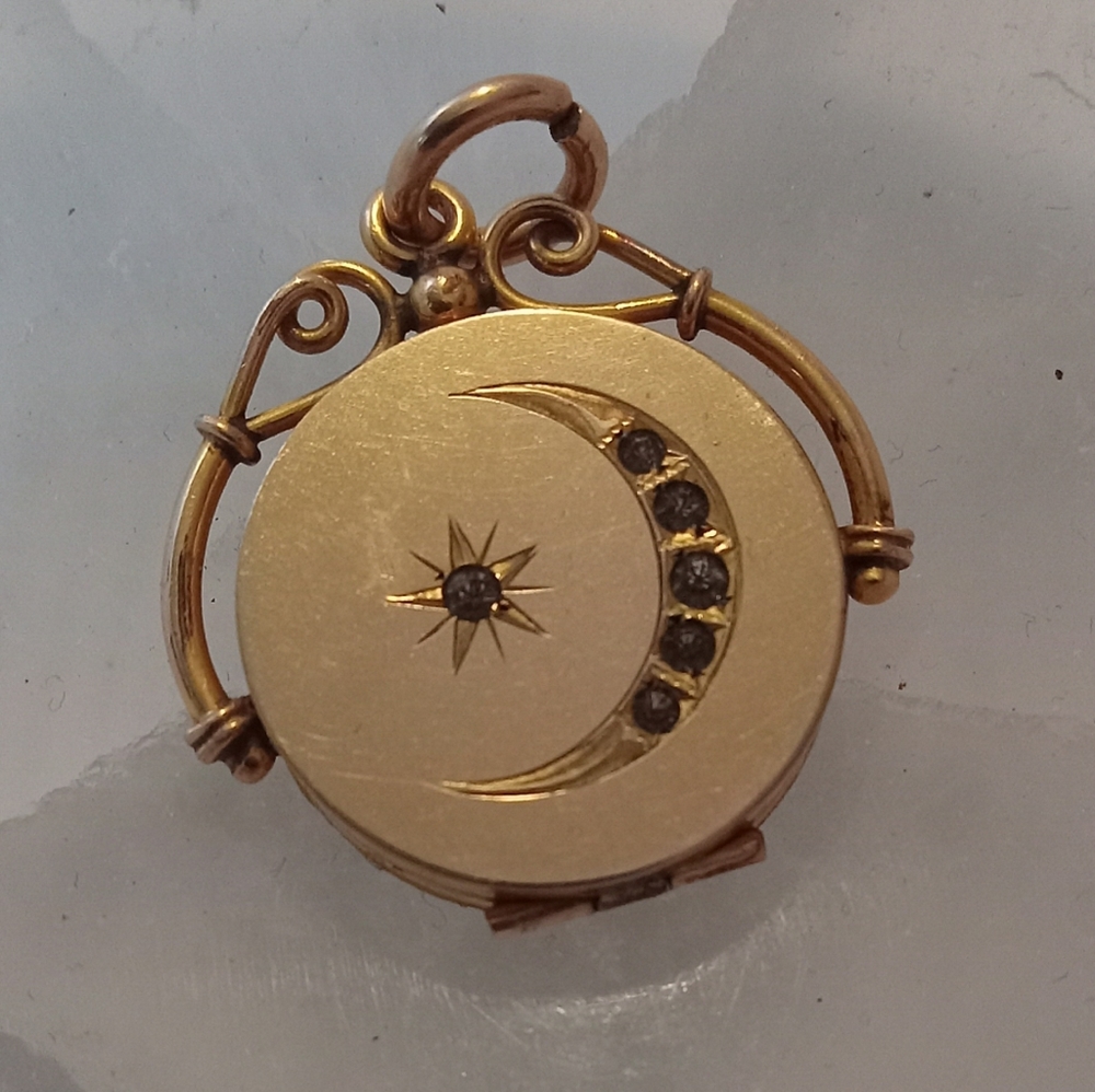 BEAUTIFUL CQ & R LOCKET.Crescent moon and star.